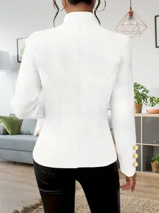 Detaillierte Rückansicht eines weißen taillierten Blazers mit goldenen Zierknöpfen am Ärmel