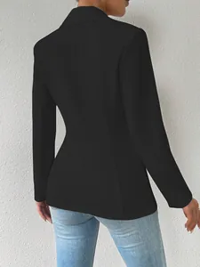 Achterkant detail van een nauwsluitende zwarte blazer met lange mouwen voor dames