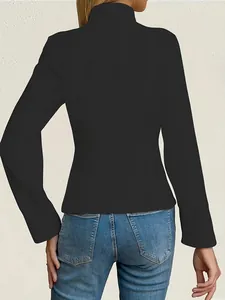 Detaillierte Rückansicht eines schmal geschnittenen schwarzen Blazers mit Textur-Nähten