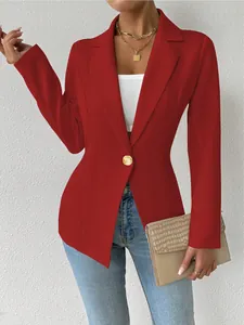 Getailleerde rode damesblazer met een decoratieve gouden knoop detail