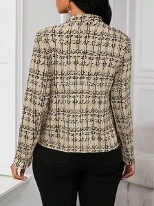 Vista trasera de elegante chaqueta entallada de tweed para mujer con cuadros negros