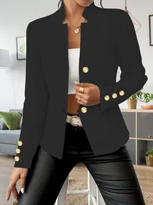 Nahaufnahme eines eleganten schwarzen Blazers mit dekorativen Goldknöpfen an den Ärmeln.