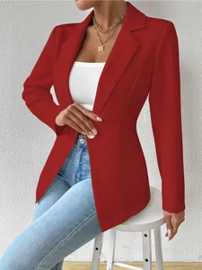 Stijlvolle rode damesblazer met lange mouwen en een goudkleurig knoopdetail