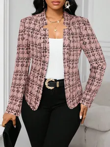 Vista de cerca de una chaqueta de tweed rosa a cuadros con elegante cuello y textura