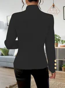 Elegantes schwarzes Langarm-Blazer von hinten gesehen, mit goldenen Knöpfen am Ärmel.