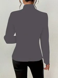 Vista posteriore di un blazer da donna grigio antracite con vestibilità sartoriale.