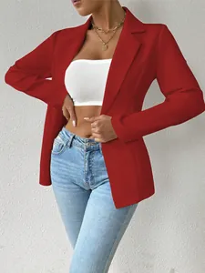 Detail van een elegante rode damesblazer met lange mouwen en een stijlvolle reverskraag