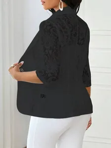 Détail élégant du dos et des manches en dentelle noire d'un blazer d'été pour femmes