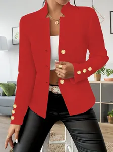 Nahaufnahme des roten einfarbigen Blazers mit eleganten Goldknöpfen an den Ärmeln