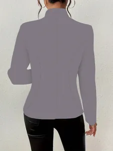 Dettaglio vista posteriore di un elegante blazer lavanda sfiancato per donna chic
