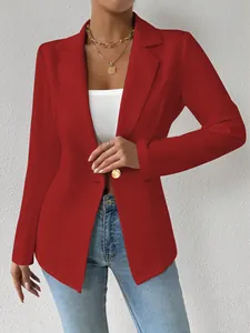 Gedetailleerd overzicht van een stijlvolle rode dames blazer met gouden knoopsluiting