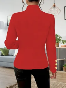 Rückansicht eines eleganten roten Langarm-Blazers mit dekorativen Goldknöpfen am Ärmel