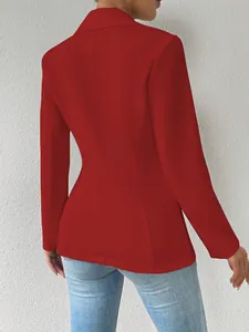 Achteraanzicht van de professionele getailleerde snit van deze elegante rode dames blazer