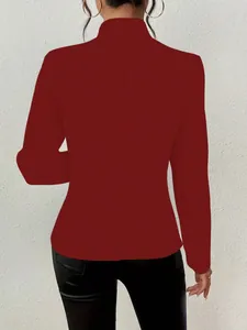 Rückansicht eines schmal geschnittenen burgunderroten Blazers mit Profi-Passform.
