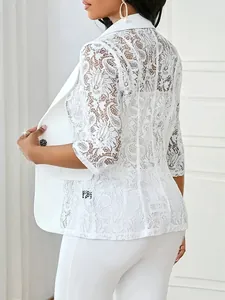 Blazer élégant en dentelle blanche avec revers à encoche et motifs floraux, vue de côté