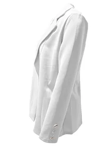 Zijaanzicht van een elegante witte blazer met drie decoratieve knopen op de manchetten