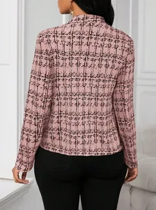 Vista trasera detallada de blazer de tweed rosa a cuadros para mujer elegante