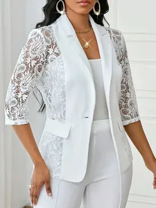 Blazer d'été blanc élégant avec patchwork de dentelle et fermeture à un bouton.