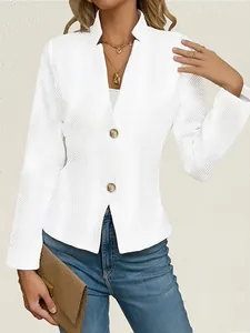Detailansicht eines weißen, strukturierten, langärmeligen Slim-Blazers mit zwei Goldknöpfen.