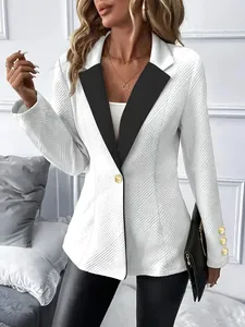 Vue détaillée d'un blazer blanc long avec revers noir et boutons dorés élégants