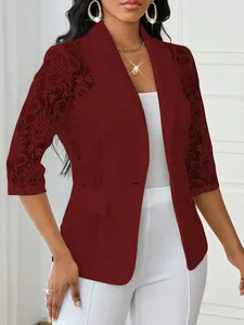 Détail de la dentelle bordeaux sur un blazer d'été cintré pour femme avec revers élégant.