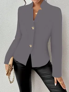 Nahaufnahme eines grauen Slim-Fit-Blazers mit modischem Kerbkragen und Goldknöpfen
