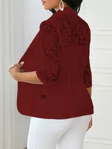 Détail d'un blazer bordeaux avec manches et dos élégants en dentelle florale ajourée