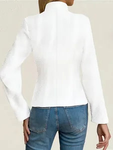 Rückansicht eines weißen Slim-Fit-Blazers mit diagonalem strukturiertem Stoffdetail
