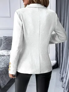 Élégant blazer blanc texturé pour femmes avec boutons dorés décoratifs aux poignets, vue dos.
