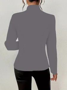 Rückansicht eines schmal geschnittenen grauen Damenblazers mit schlichtem Design