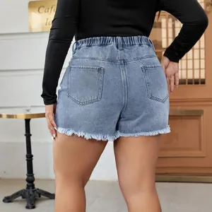 Gedetailleerd achteraanzicht van een high-waist denim short plus size met rafelrand