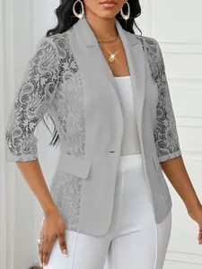 Vue détaillée d'un blazer d'été gris clair avec manches en dentelle élégantes