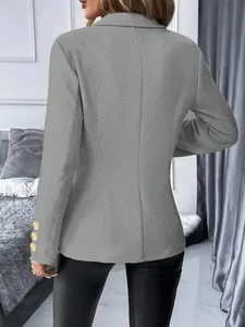 Vue arrière détaillée d'un blazer long gris texturé pour femme avec boutons dorés