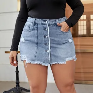 Detailopname van plus size denim A-lijn rok met gerafelde zoom en knoopsluiting