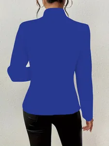 Rückansicht der schmal geschnittenen Silhouette eines elektrisch blauen Damen-Blazer-Jackets