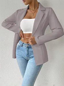 Detail van een mauve damespak met klassieke revers en lange mouwen voor een chique look