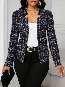 Elegante chaqueta blazer de cuadros para mujer con textura de tweed y frente abierto.