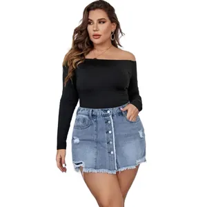Plus size denim minirok met hoge taille, distressed details en gerafelde zoomlijn