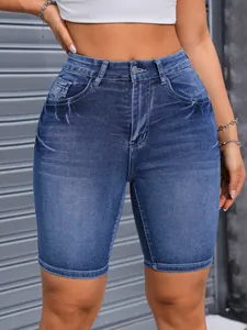 Gros plan détaillé sur un short en jean bleu stretch et ajusté avec taille haute