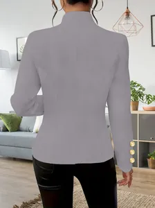 Rückansicht eines eleganten grauen langärmeligen Blazers mit dekorativen Goldknöpfen