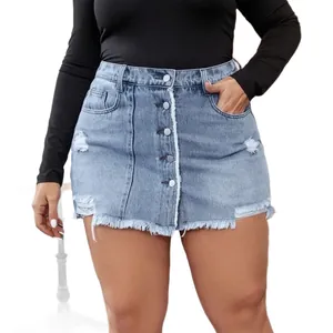 Detailweergave van plus-size denim minirok met hoge taille en een gerafelde zoom