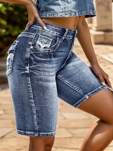Primo piano dettagliato di bermuda in denim a vita alta con effetto consumato per donna