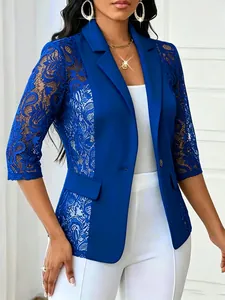 Vue détaillée d'un blazer bleu pour femme avec empiècements en dentelle florale aux manches