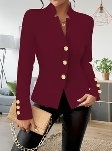 Detailansicht eines eleganten bordeauxroten Blazers mit goldenen Zierknöpfen für Damen