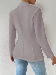 Gedetailleerd achteraanzicht van een elegante mauve slim fit blazer met lange mouwen