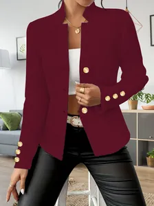 Detailansicht eines eleganten bordeauxroten langärmligen Blazers mit Goldknöpfen