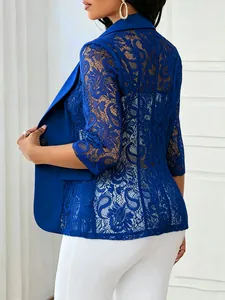 Vue détaillée du blazer en dentelle bleue avec motifs floraux et revers élégant