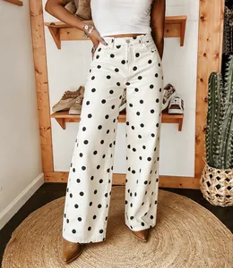 Detailaufnahme einer weißen gepunkteten Wide-Leg-Jeans in einem rustikalen Ambiente