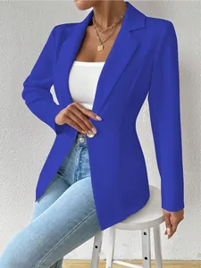 Detail van een elegante koningsblauwe getailleerde dames blazer met goudkleurige knoop