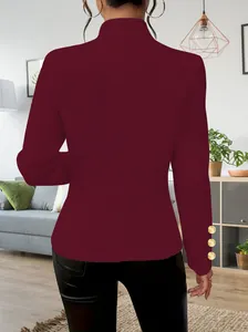 Rückansicht eines eleganten weinroten Blazers mit goldenen Knöpfen an den Ärmeln.